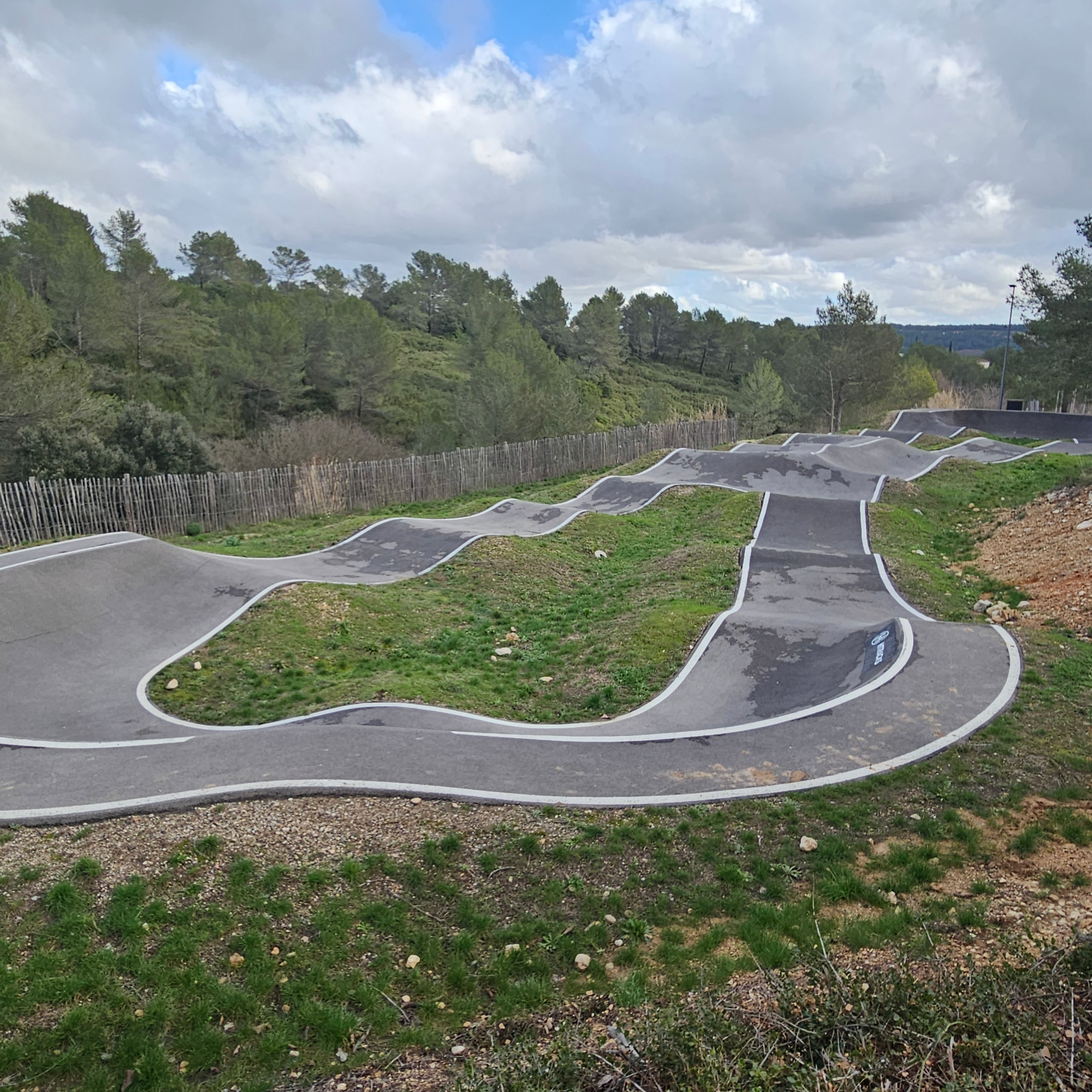 Pumptrack pour vélos et trottinettes